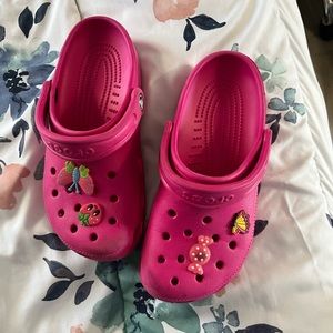 Hot pink size 6 crocs (comes with gibits)!